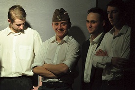 Arek Natanek (w środku) w roli żołnierza wyklętego w ostatnim misterium. Od pięciu lat należy do KSM