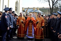 Trzydzieści tysięcy za krzyżem