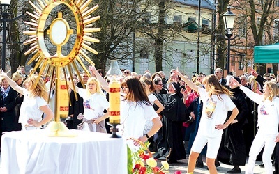 Powyżej:  Podczas akcji ewangelizacyjnej na Starym Rynku młodzież z Petroklezji wraz z duszpasterzami i siostrami zakonnymi zatańczyła do pieśni uwielbienia 