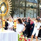 Powyżej:  Podczas akcji ewangelizacyjnej na Starym Rynku młodzież z Petroklezji wraz z duszpasterzami i siostrami zakonnymi zatańczyła do pieśni uwielbienia 