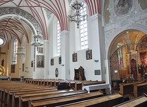  Wnętrze sanktuarium w Przasnyszu z czczonym wizerunkiem Matki Bożej Niepokalanej Przewodniczki – niemy świadek nawrócenia Pawła Kostki 