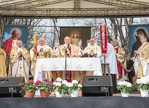  Miejsce u stóp pomnika Chrystusa Miłosiernego od kilku lat nazywane jest  warszawskimi Łagiewnikami