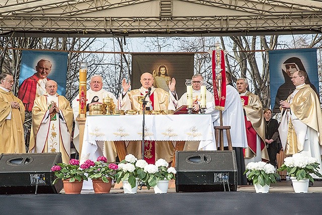  Miejsce u stóp pomnika Chrystusa Miłosiernego od kilku lat nazywane jest  warszawskimi Łagiewnikami