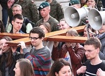  Procesja ulicami Wrocławia była świadectwem wiary i zachętą dla licznych przechodniów do włączenia się w Światowe Dni Młodzieży