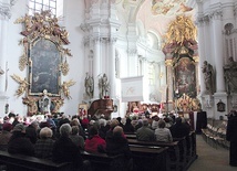   Przepiękna świątynia Podwyższenia Krzyża Świętego oferuje wiernym niezwykłą  podróż w głąb tajemnicy chrześcijaństwa.  Ks. Stanisław Szupieńko, diecezjalny konserwator  zabytków, pomógł ją odkryć 