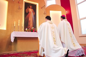 Bp Wojciech Osial i ks. Sapiński modlą się przed nowym ołtarzem