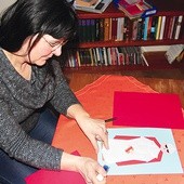  Jolanta Świderek pokazała uczniom, jak wykonać portret papieża metodą origami