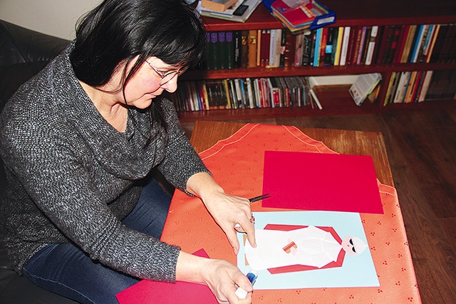  Jolanta Świderek pokazała uczniom, jak wykonać portret papieża metodą origami