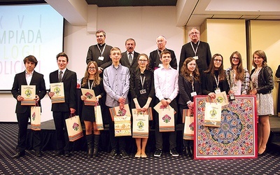 W dolnym rzędzie laureaci XXVI OTK. W górnym rzędzie od lewej: bp Wojciech Osial, starosta rawski Józef Matysiak, bp Andrzej F. Dziuba i ks. Piotr Tomasik 