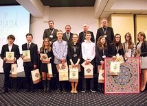 W dolnym rzędzie laureaci XXVI OTK. W górnym rzędzie od lewej: bp Wojciech Osial, starosta rawski Józef Matysiak, bp Andrzej F. Dziuba i ks. Piotr Tomasik 