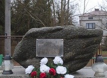 Pamiątkowy kamień z tablicą