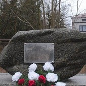Pamiątkowy kamień z tablicą