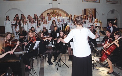 Kilkadziesiąt młodych ludzi zagrało i zaśpiewało dla Jezusa