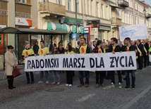 Na czele marszu szli młodzi ludzie zgromadzeni w Fundacji "Pro - Prawo do życia"