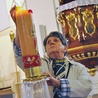 Piła, 3 kwietnia: modlitwa w parafii Świętej Rodziny. Nabożeństwo Drogi Światła przybyło do Polski z Włoch. Zainicjowali je tam salezjanie (ks. Sabino Pacumbieri) z Colle Don Bosco, gdzie urodził się założyciel zgromadzenia
