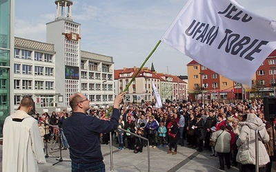 Koronka w Niedzielę Bożego Miłosierdzia przed koszalińskim ratuszem