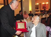  Pani Aniela odbierała z uśmiechem życzenia i gratulacje  z okazji niecodziennych urodzin