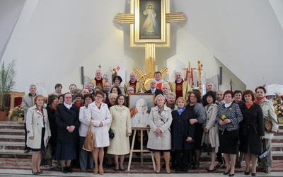 Pamiątkowe zdjęcie z jubieluszu 10-lecia Hospicjum Domowego im. św. Jana Pawła II w Dębicy