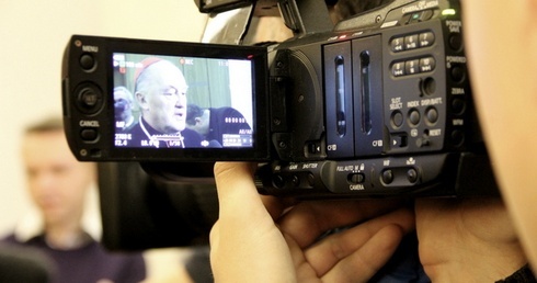 Ekipy telewizyjne powinny uzyskać zgodę proboszcza lub rektora na filmowanie w świątyni