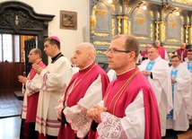Od prawej: ks. Zbigniew Przerwa, ks. Jan Pietrzyk, bp Wojciech Osial i ks. Bogdan Zatorski