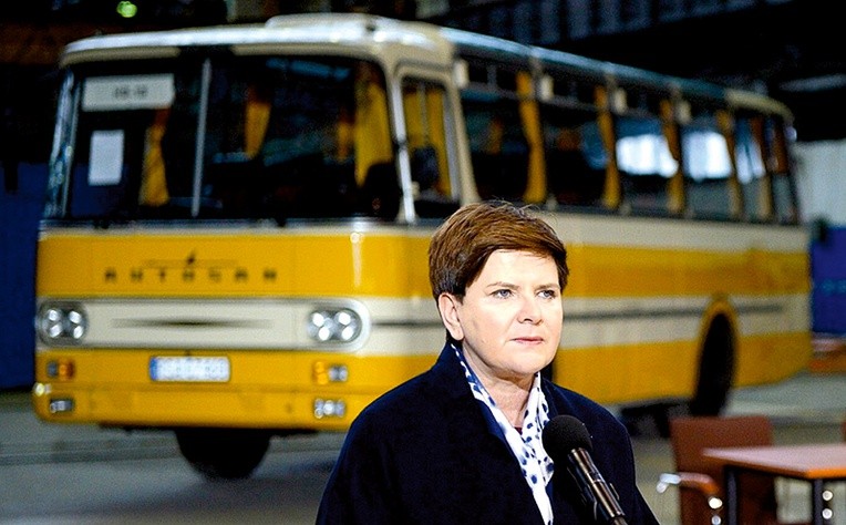 Premier Beata Szydło podpisała w Sanoku umowę, która umożliwi rozwój słynnej fabryki produkującej polskie autobusy