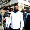 Przed budynkiem sądu, w którym toczy się proces osób oskarżonych o propagowanie raddykalnego islamu, pojawiają się muzułmanie popierający radykałów