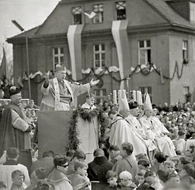 Prymas Polski kard. Stefan Wyszyński  podczas uroczystości  milenijnych w Poznaniu