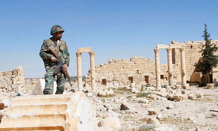 Odbicie Palmiry z rąk Państwa Islamskiego to duży sukces syryjskich sił rządowych. Na zdjęciu syryjski żołnierz wśród ruin starożytnego miasta