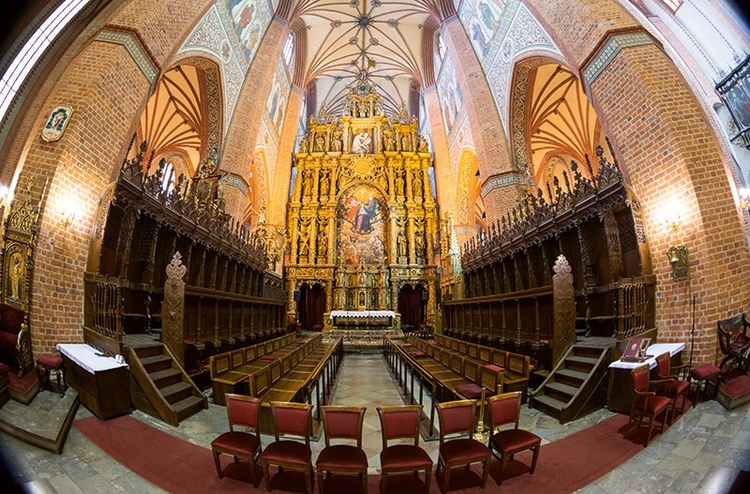 Prezbiterium pelplińskiej katedry z najwyższym w Polsce drewnianym ołtarzem