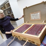 Renata Sikorska z Biblioteki Diecezjalnej pokazuje faksymile Biblii Gutenberga
