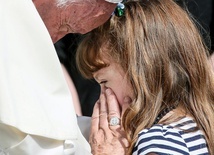 Papież Franciszek i mała Lizzy Myers