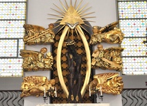 W ołtarzu głównym znajduje się rzeźba Chrystusa Frasobliwego