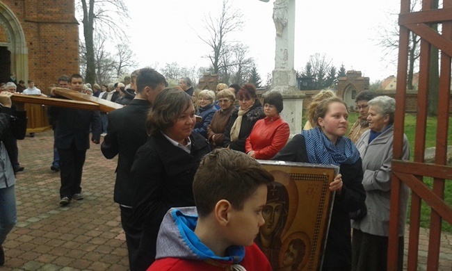 Symbole ŚDM w Smogorzowie i Idzikowicach