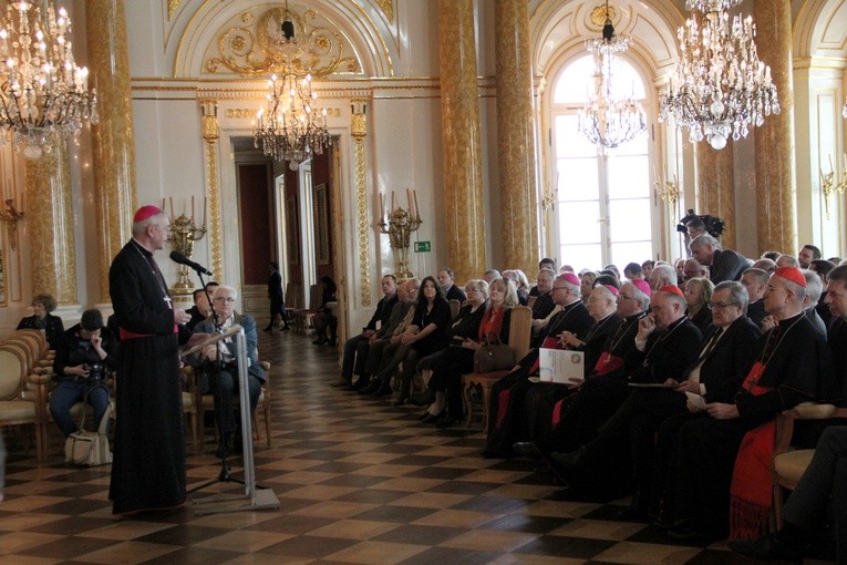 Tym, co odróżnia literaturę katolicką od pozostałej jest właśnie zakorzenienie w Biblii - podkreślali biskupi, uczestniczący w inauguracji tegorocznych targów