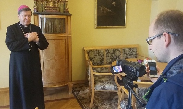 Abp Kupny nagrał hymn ŚDM w języku migowym