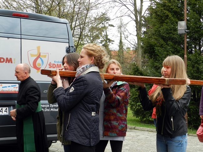 Symbole ŚDM w Obornikach Śląskich