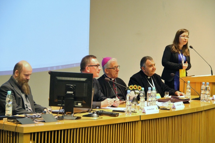 II Synod - sesja plenarna 9 kwietnia