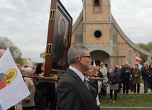 Procesja z obrazem Matki Bożej zmierza do starego kościoła, mijając budującą się świątynię