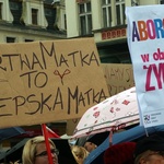 Manifa zwolenników aborcji na transparentach