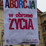 Manifa zwolenników aborcji na transparentach