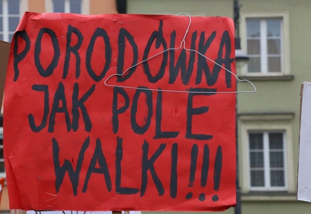 Manifa zwolenników aborcji na transparentach