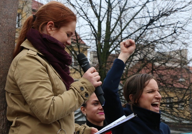 Manifa zwolenników aborcji na transparentach