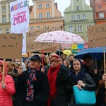 Manifa zwolenników aborcji na transparentach