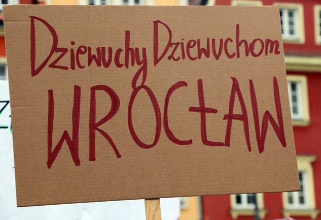 Manifa zwolenników aborcji na transparentach