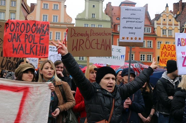 Manifa zwolenników aborcji na transparentach