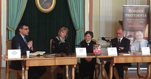 Podniósł hostię, jak jego ojciec