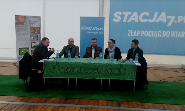 - Czy dziennikarze katolicy nie powinni "częściej zaciągać hamulca", by nie podsycać emocji i podziałów? - pytał panelistów Tomasz Krzyżak