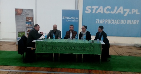 - Czy dziennikarze katolicy nie powinni "częściej zaciągać hamulca", by nie podsycać emocji i podziałów? - pytał panelistów Tomasz Krzyżak