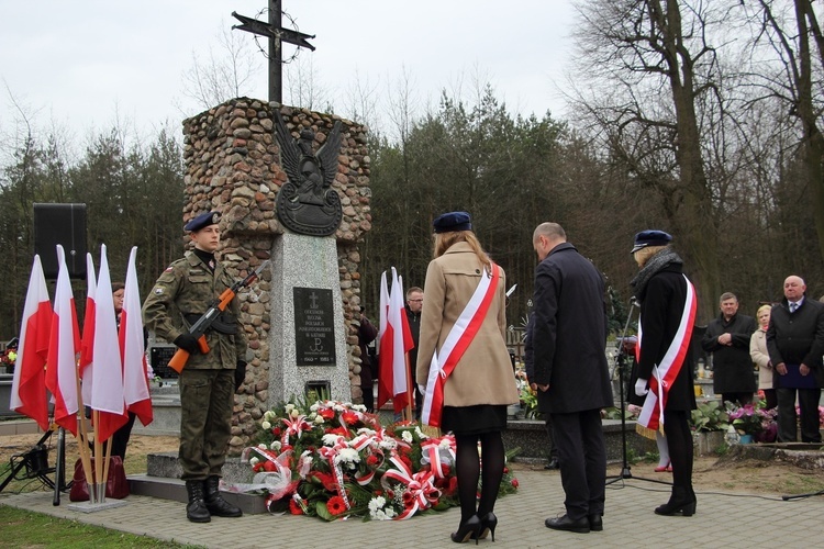 Delegacje składają kwiaty pod pomnikiem ofiar zbrodni katyńskiej