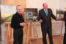 Zbigniew Matysek (po lewej) w towarzystwie Jacka Chołuja, p.o. prezesa Stadniny Koni Walewice